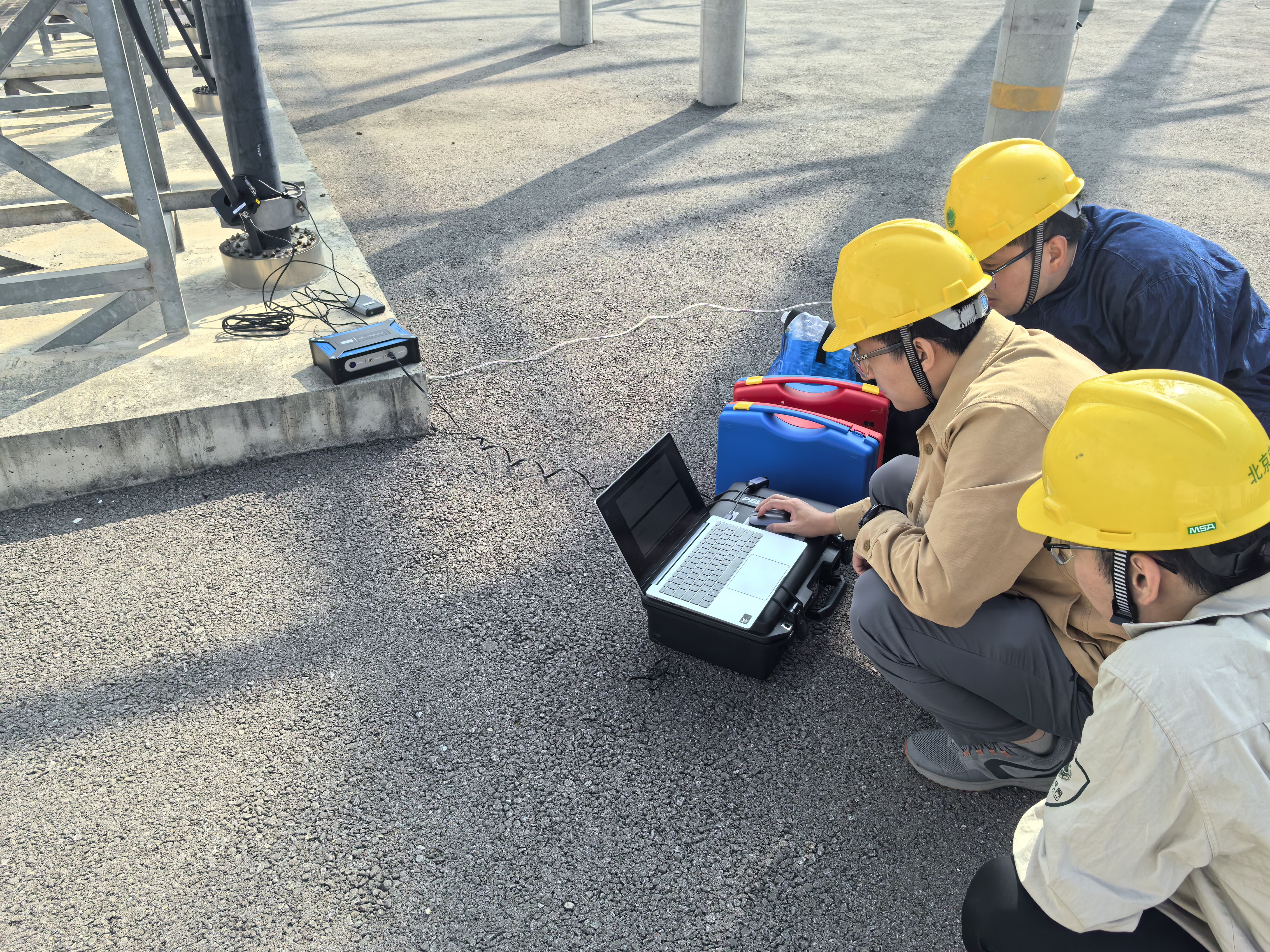 高頻電纜局放測試儀在變電站測試現(xiàn)場 高頻電纜局放測試儀在變電站測試現(xiàn)場